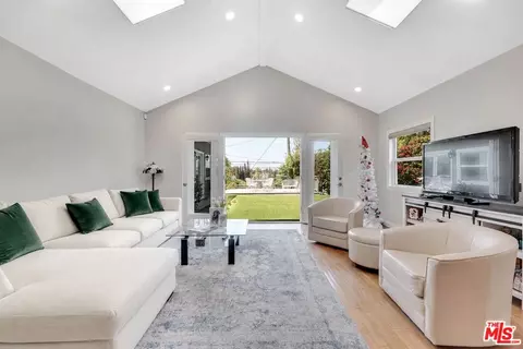 3733 Willowcrest Ave, Studio City, CA 91604