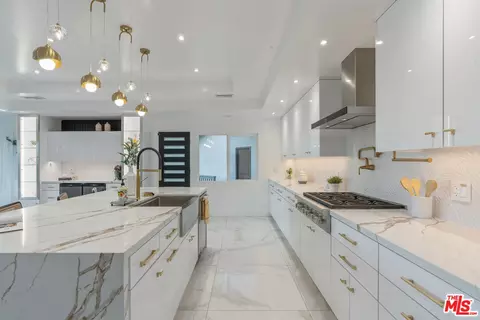 4854 Brewster Dr, Tarzana, CA 91356