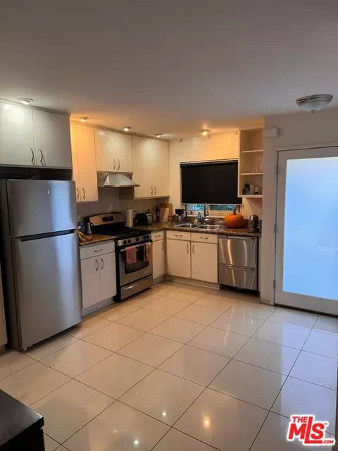 265 S Barrington Ave #E7, Los Angeles, CA 90049
