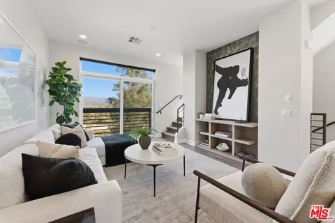 2753 Waverly Dr #806, Los Angeles, CA 90039