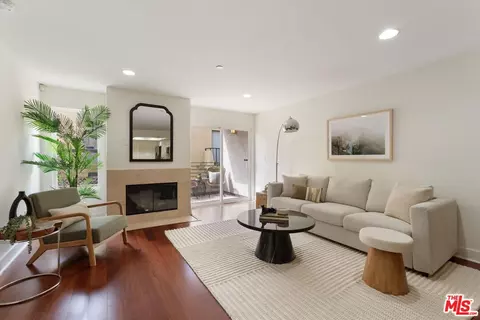 1951 N Beachwood Dr #206, Los Angeles, CA 90068