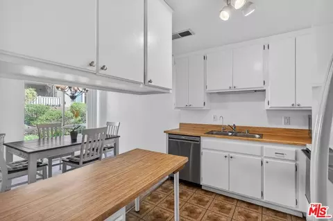Kitchen - 255 Sequoia Ct #23, Thousand Oaks, CA 91360 photo 2 of 2