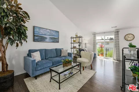7439 Woodman Ave #25, Van Nuys, CA 91405
