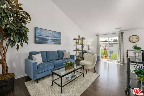 7439 Woodman Ave #25, Van Nuys, CA 91405