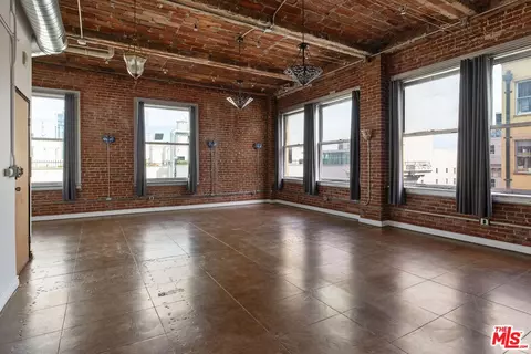 215 W 7th St #1302, Los Angeles, CA 90014