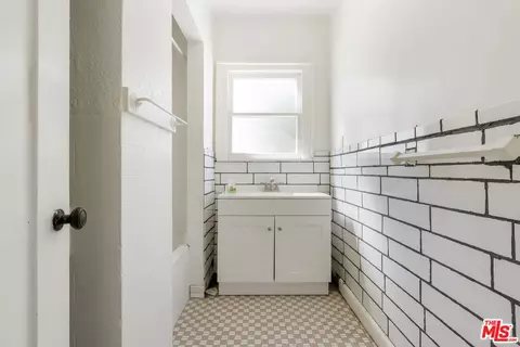 Bath - 805 S Crane Ave, Compton, CA 90221 photo 2 of 2