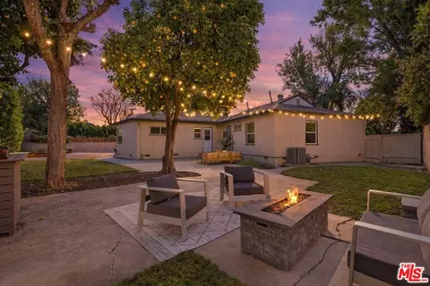 7822 Peach Ave, Van Nuys, CA 91406