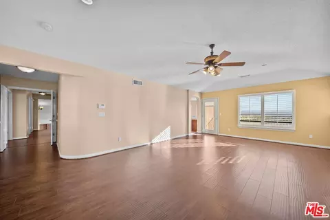 Living - 19898 Sunset Ln, Apple Valley, CA 92308 photo 4 of 7