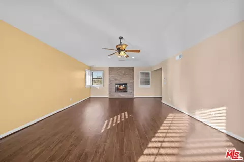 Living - 19898 Sunset Ln, Apple Valley, CA 92308 photo 5 of 7