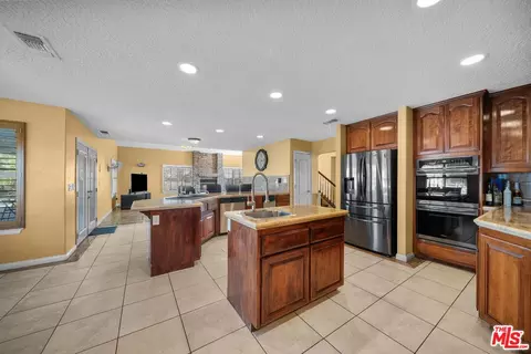Kitchen - 19898 Sunset Ln, Apple Valley, CA 92308 photo 3 of 4