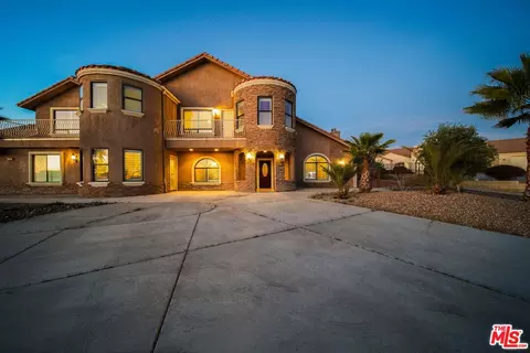 Exterior - 19898 Sunset Ln, Apple Valley, CA 92308 photo 6 of 10