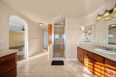 Bath - 19898 Sunset Ln, Apple Valley, CA 92308 photo 4 of 5