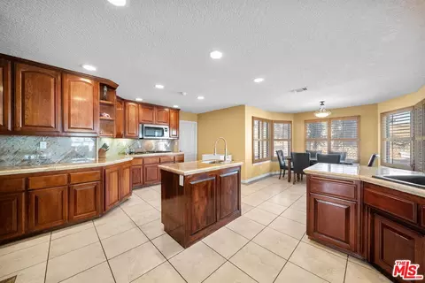 Kitchen - 19898 Sunset Ln, Apple Valley, CA 92308 photo 4 of 4