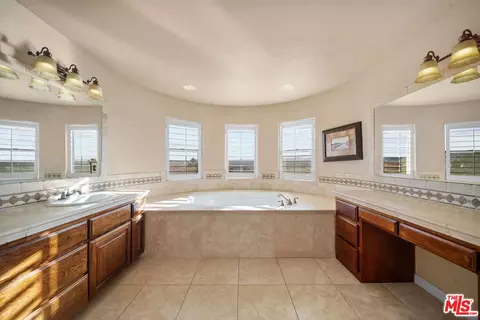 Bath - 19898 Sunset Ln, Apple Valley, CA 92308 photo 3 of 5