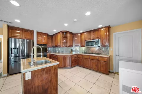 Kitchen - 19898 Sunset Ln, Apple Valley, CA 92308 photo 2 of 4