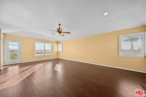 Living - 19898 Sunset Ln, Apple Valley, CA 92308 photo 6 of 7