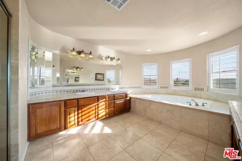 Bath - 19898 Sunset Ln, Apple Valley, CA 92308 photo 2 of 5