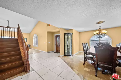 Entry Way - 19898 Sunset Ln, Apple Valley, CA 92308 photo 3 of 4