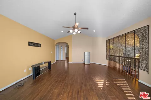 Living - 19898 Sunset Ln, Apple Valley, CA 92308 photo 3 of 7