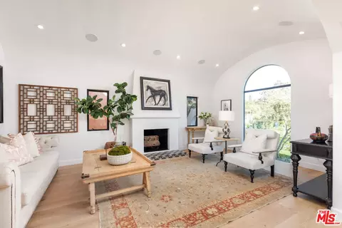 913 S Mullen Ave, Los Angeles, CA 90019