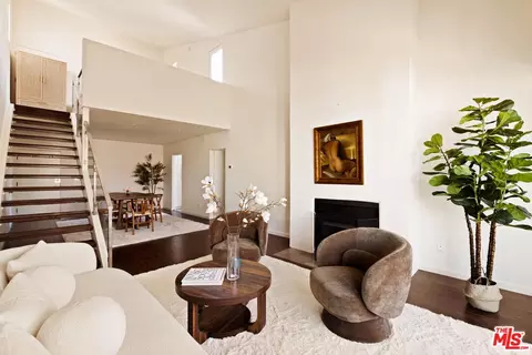 725 S Barrington Ave #301, Los Angeles, CA 90049