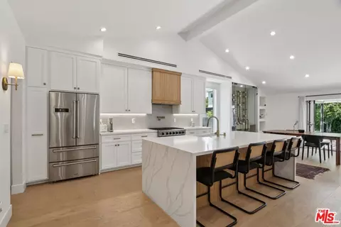 13117 Magnolia Blvd, Sherman Oaks, CA 91423