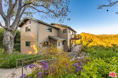 19818 Valley View Dr, Topanga, CA 90290
