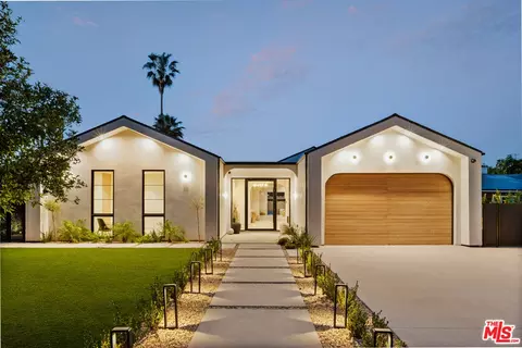 22821 Collins St, Woodland Hills, CA 91367