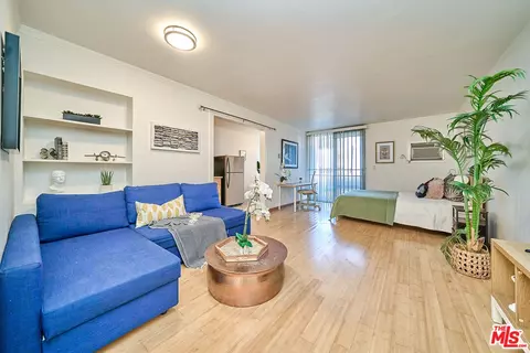425 S Kenmore Ave #104, Los Angeles, CA 90020