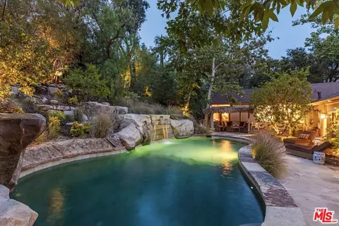 1064 Meadows End Dr, Calabasas, CA 91302