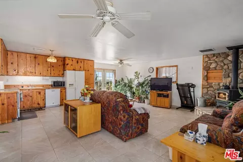 9750 W 70th St, Mojave, CA 93501 photo 5