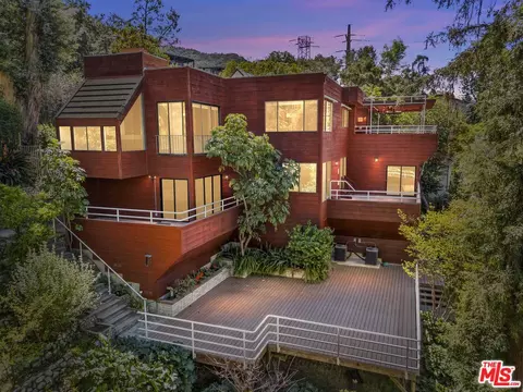 3275 Buckingham Rd, Glendale, CA 91206