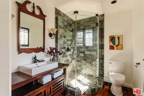 Bath - 6557 Tokay Rd, Tujunga, CA 91042 photo 3 of 4
