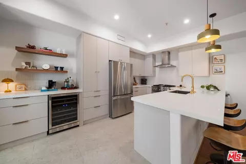 10913 Whipple St #205, Toluca Lake, CA 91602