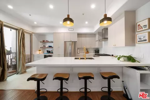 10913 Whipple St #205, Toluca Lake, CA 91602