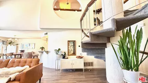 707 Shadow Lake Dr, Thousand Oaks, CA 91360