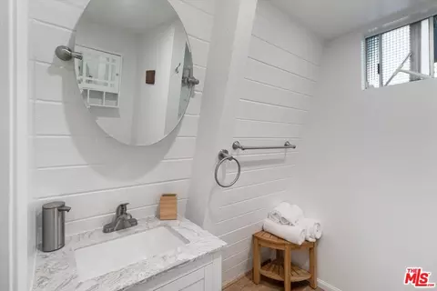 Bath - 24310 Altdorf Dr, Crestline, CA 92325 photo 2 of 5