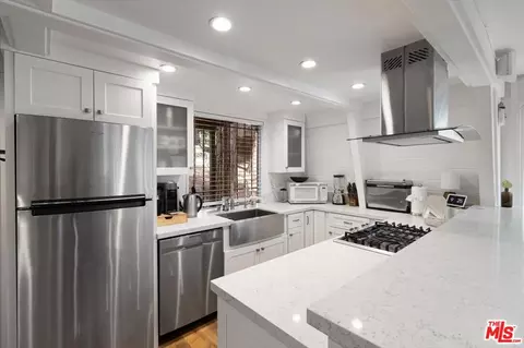 Kitchen - 24310 Altdorf Dr, Crestline, CA 92325 photo 3 of 11