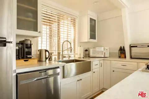 Kitchen - 24310 Altdorf Dr, Crestline, CA 92325 photo 2 of 11