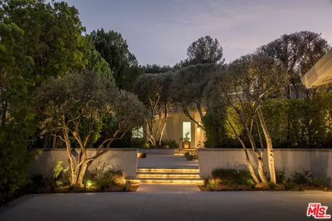 3833 Hayvenhurst Dr, Encino, CA 91436
