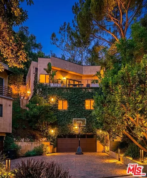 7028 Treasure Trl, Los Angeles, CA 90068