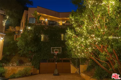 7028 Treasure Trl, Los Angeles, CA 90068