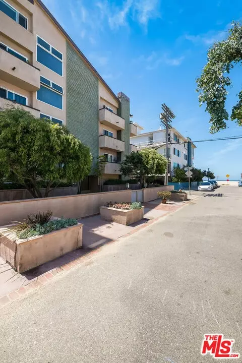 16 Quarterdeck St #102, Marina Del Rey, CA 90292
