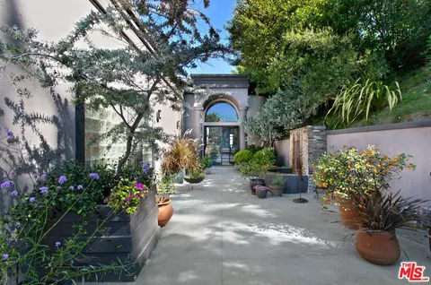 4039 Cody Rd, Sherman Oaks, CA 91403