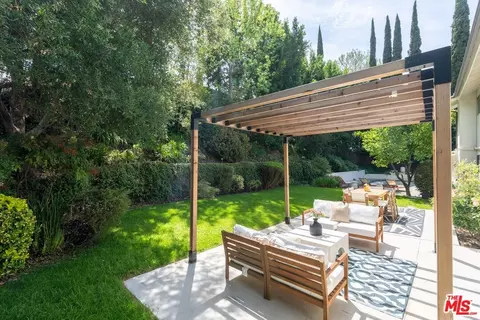 3592 Alana Dr, Sherman Oaks, CA 91403