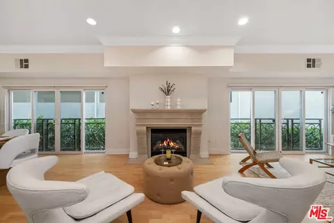 11840 Dorothy St #202, Los Angeles, CA 90049