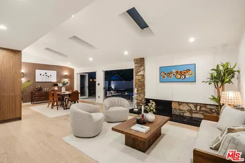 22649 Mulholland Dr, Woodland Hills, CA 91364