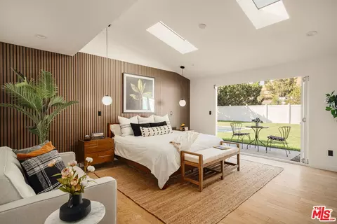 22649 Mulholland Dr, Woodland Hills, CA 91364