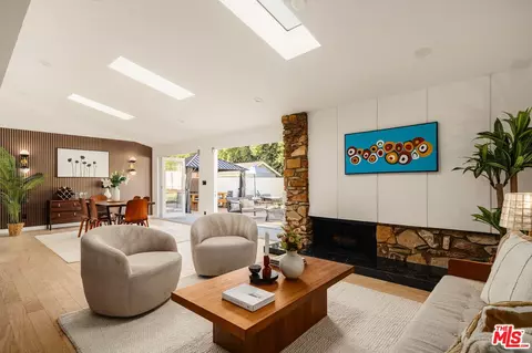 22649 Mulholland Dr, Woodland Hills, CA 91364