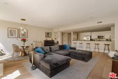 10648 Woodbridge St #106, Toluca Lake, CA 91602